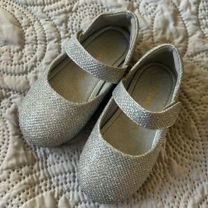 Pandanunjua “Susie” silver sparkle MaryJane dress shoes. Size 6 Great shape